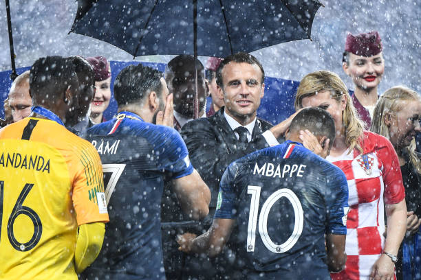 以其卓越的 以其卓越的