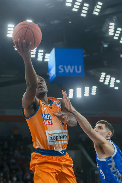 故事仍在继 故事仍在继